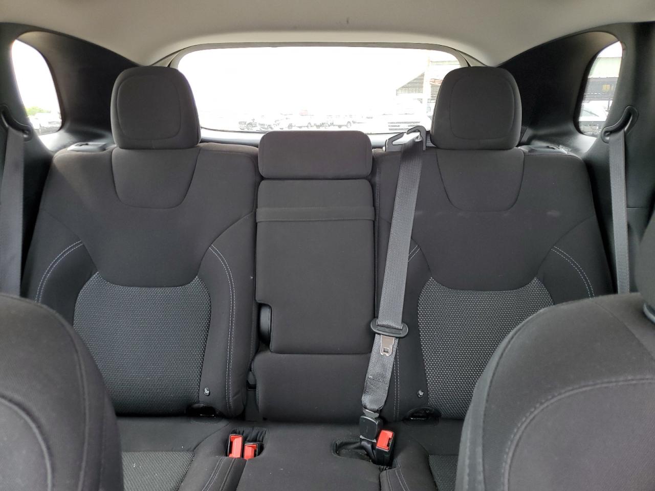 1C4PJLCB2KD108982 2019 Jeep Cherokee Latitude