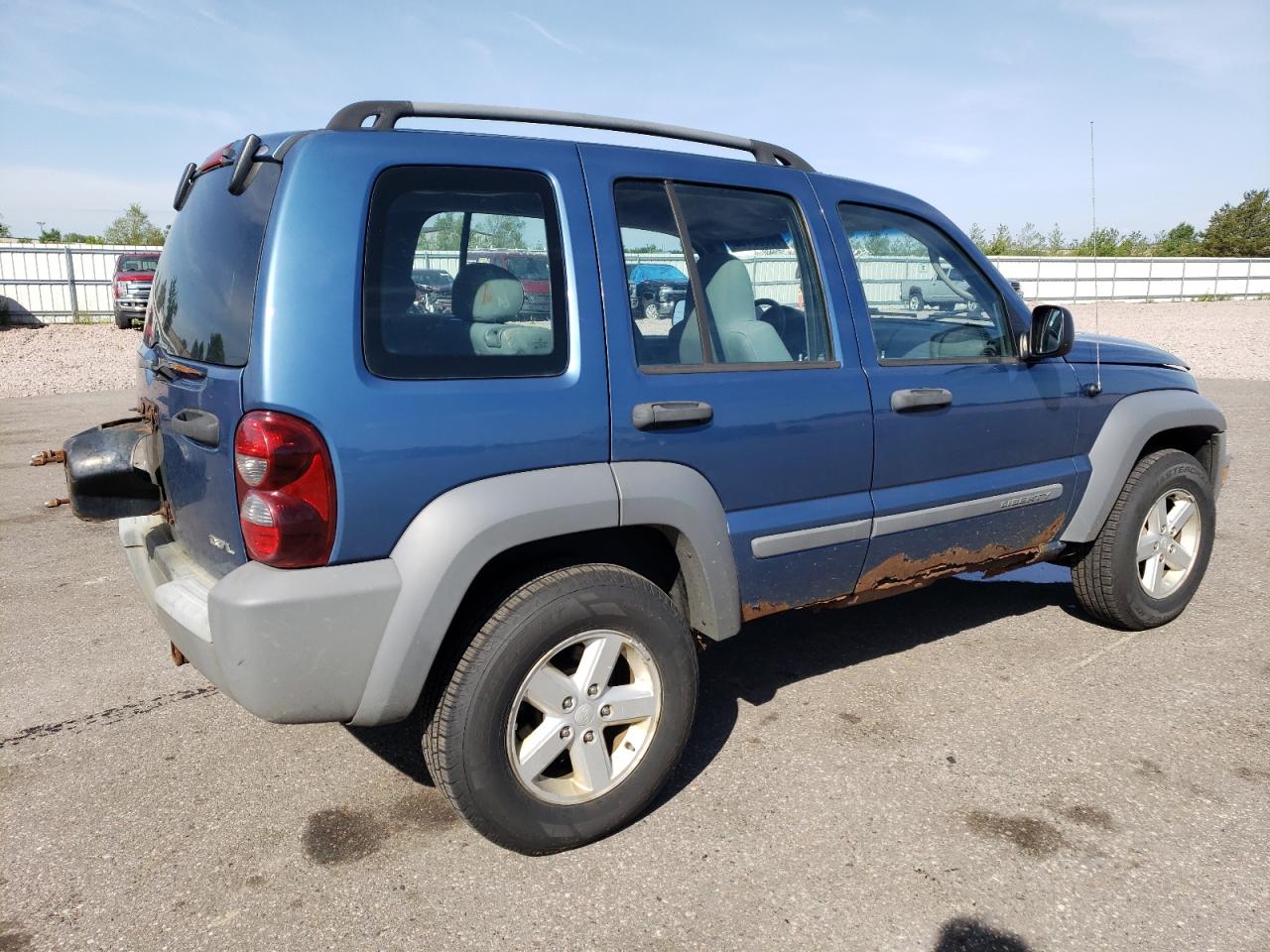 1J8GL48K45W589084 2005 Jeep Liberty Sport