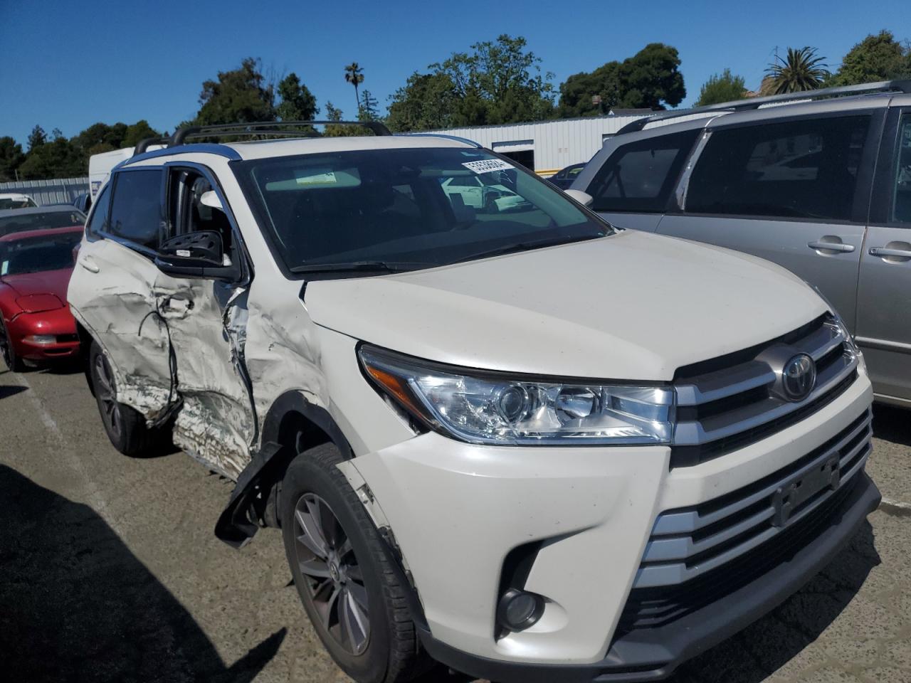 5TDJZRFH5JS532337 2018 Toyota Highlander Se