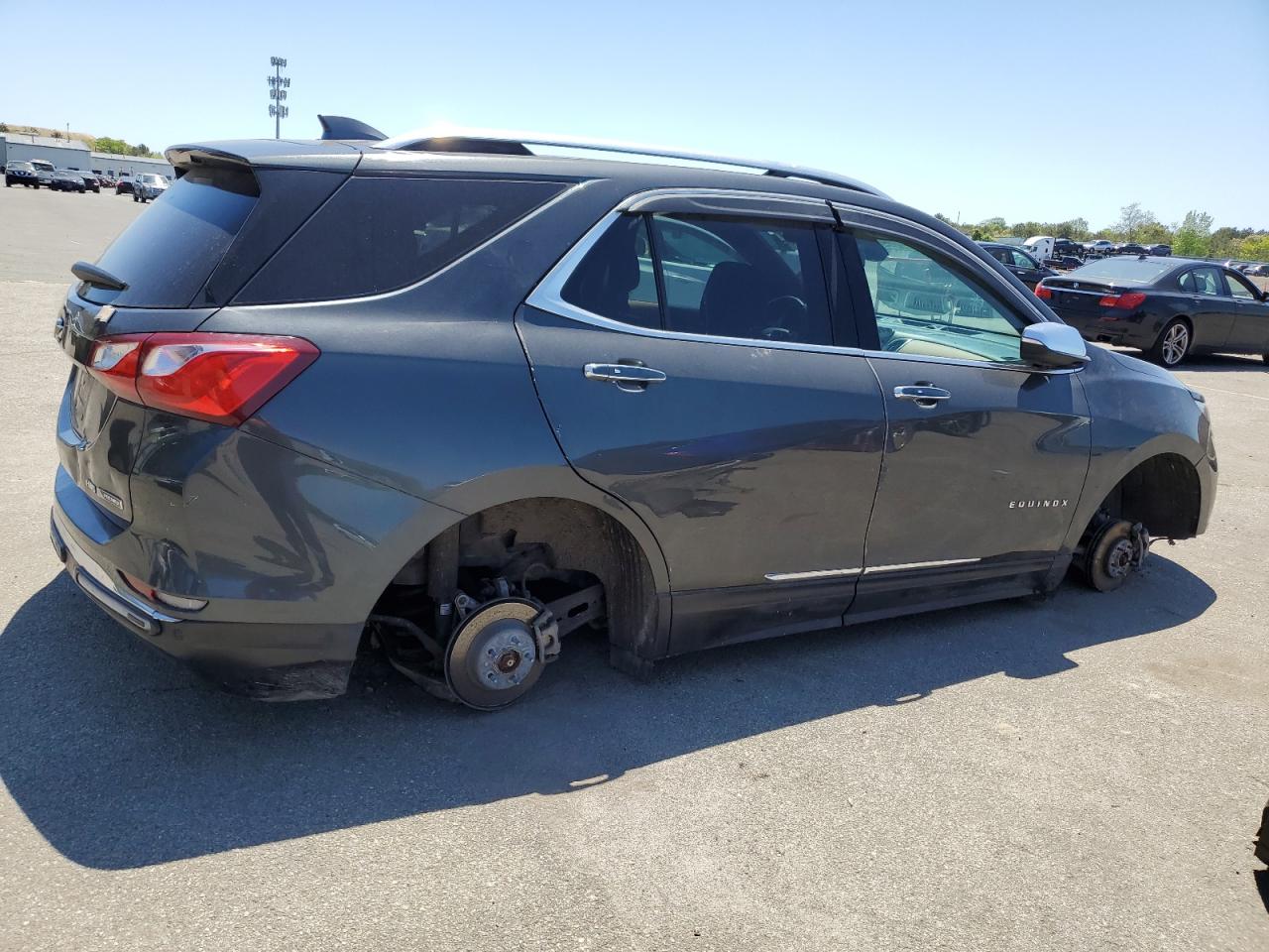 2GNAXVEV0J6101914 2018 Chevrolet Equinox Premier