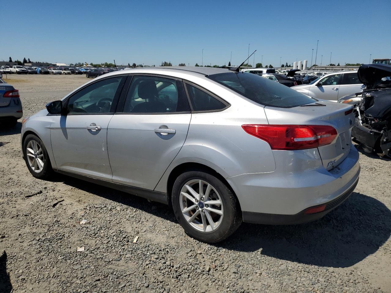 2018 Ford Focus Se vin: 1FADP3FE9JL224326