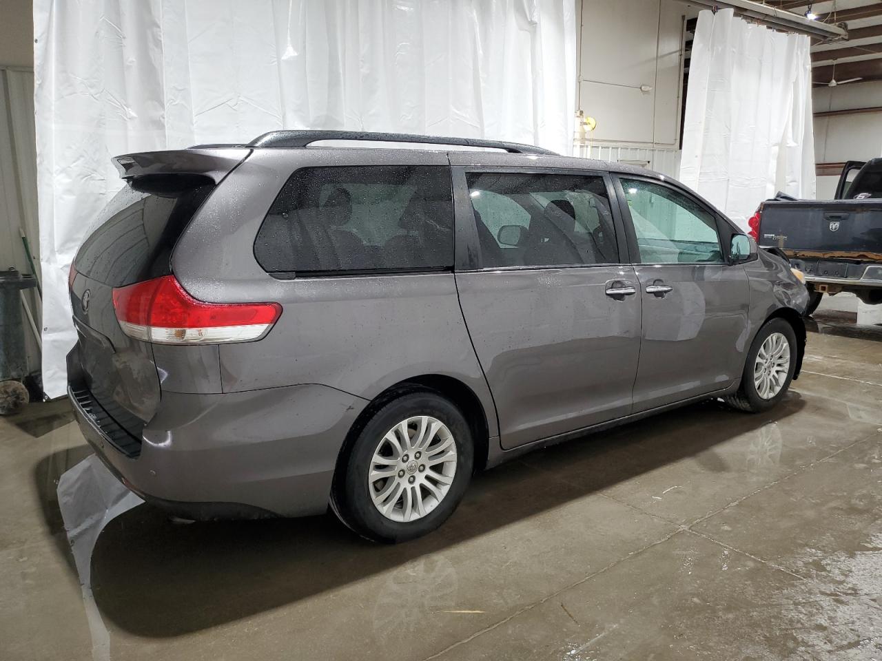 5TDYK3DC1CS211051 2012 Toyota Sienna Xle