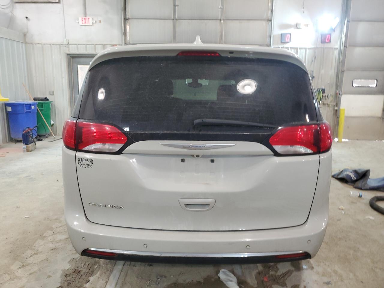 2C4RC1BG4HR551743 2017 Chrysler Pacifica Touring L