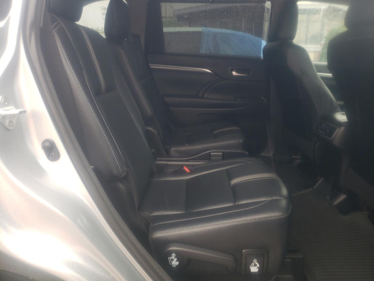 5TDJZRFH3JS544907 2018 Toyota Highlander Se