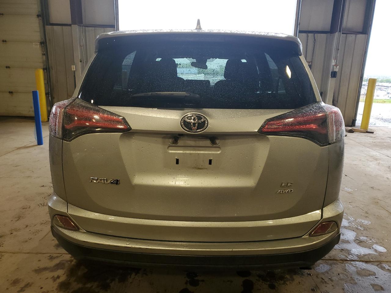 JTMBFREV4JJ195189 2018 Toyota Rav4 Le