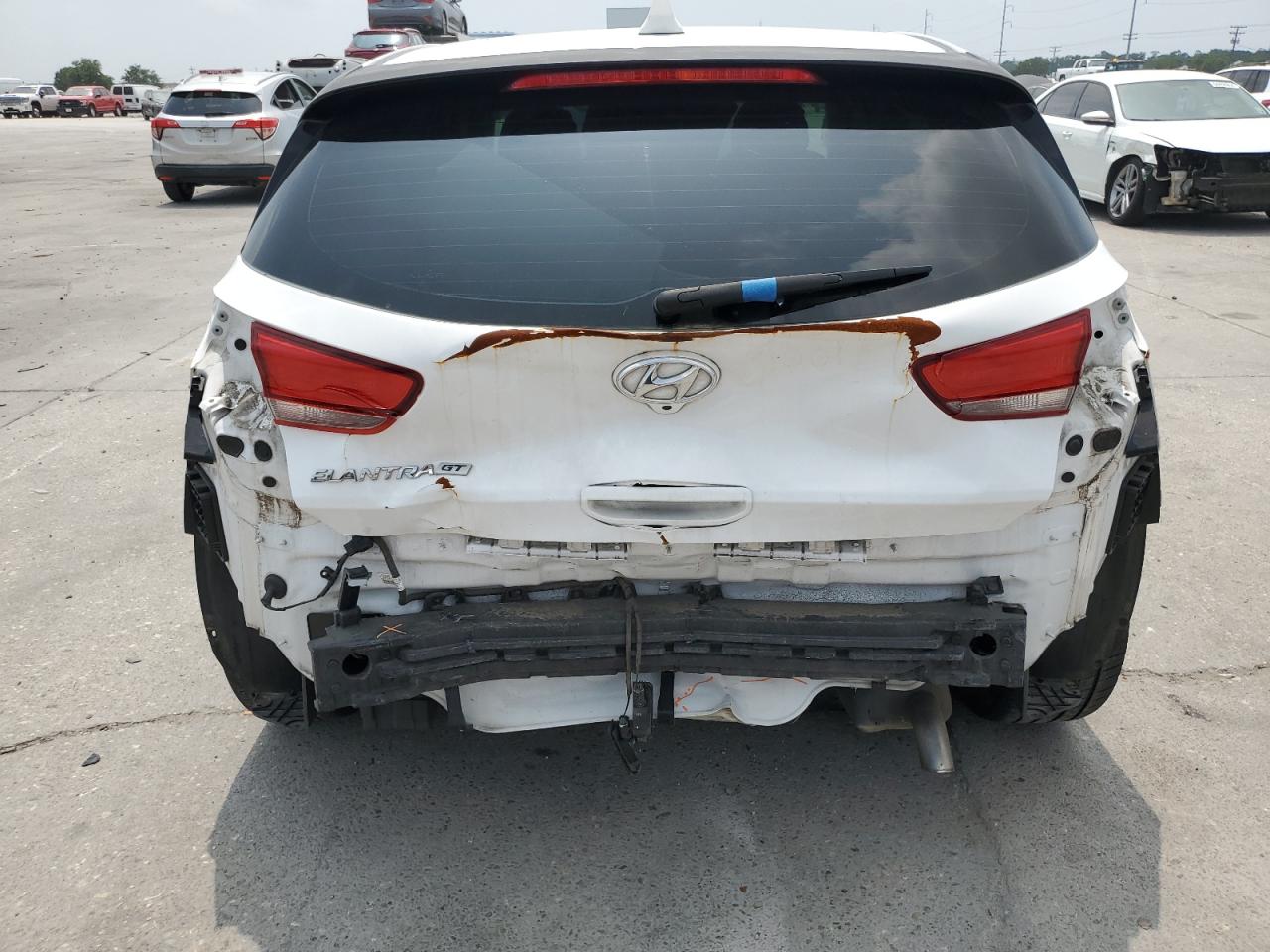 2018 Hyundai Elantra Gt vin: KMHH35LE5JU068847