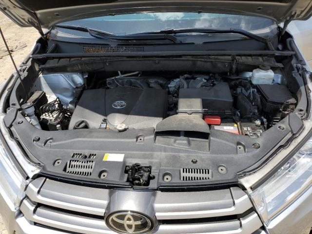 VIN 5TDKZRFH6KS369705 2019 Toyota Highlander, SE no.12