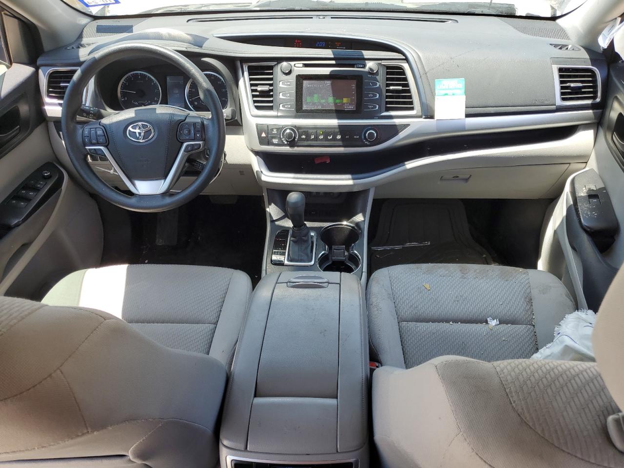 5TDZZRFH3HS228629 2017 Toyota Highlander Le