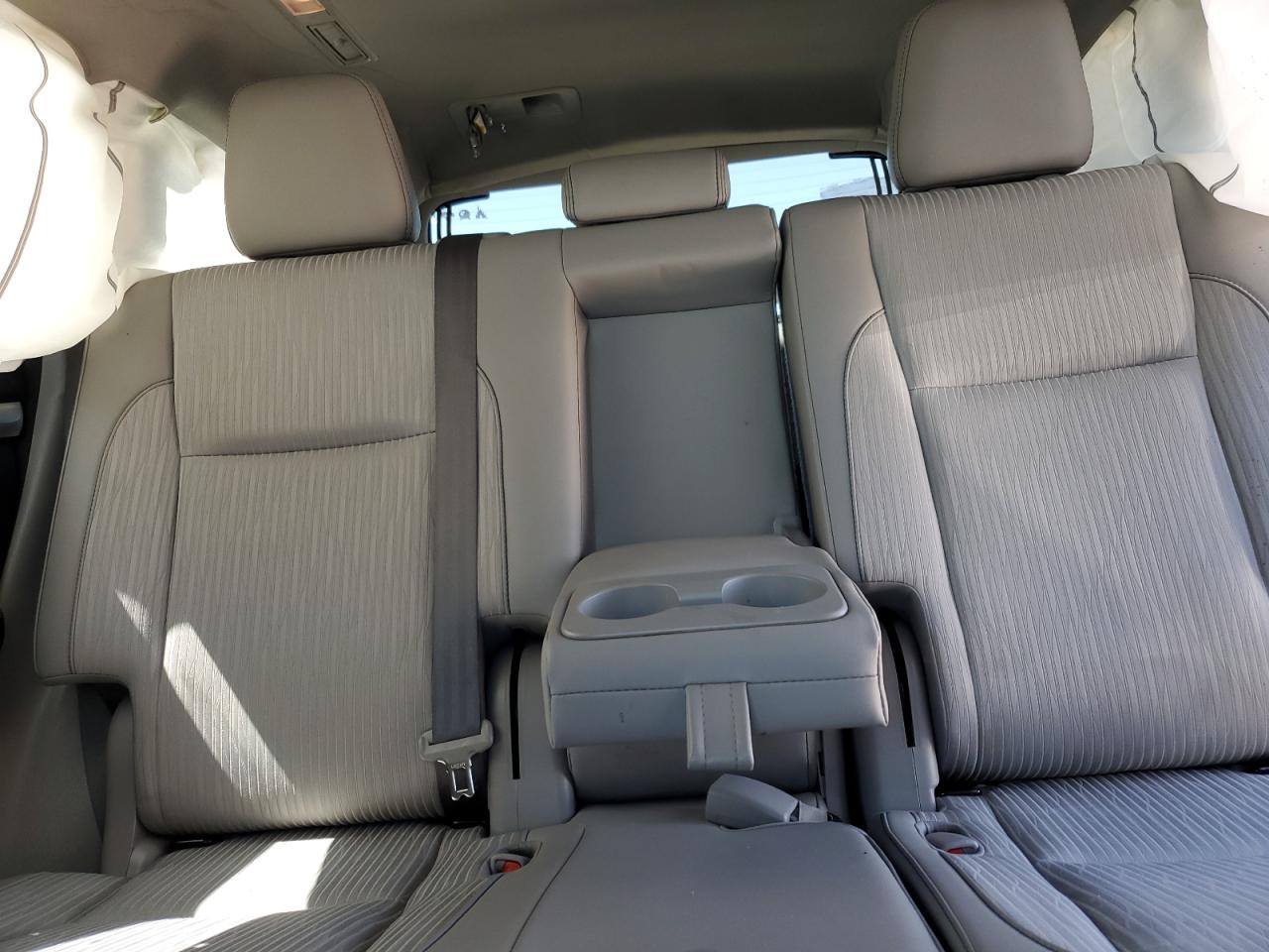 5TDZZRFH4HS232589 2017 Toyota Highlander Le