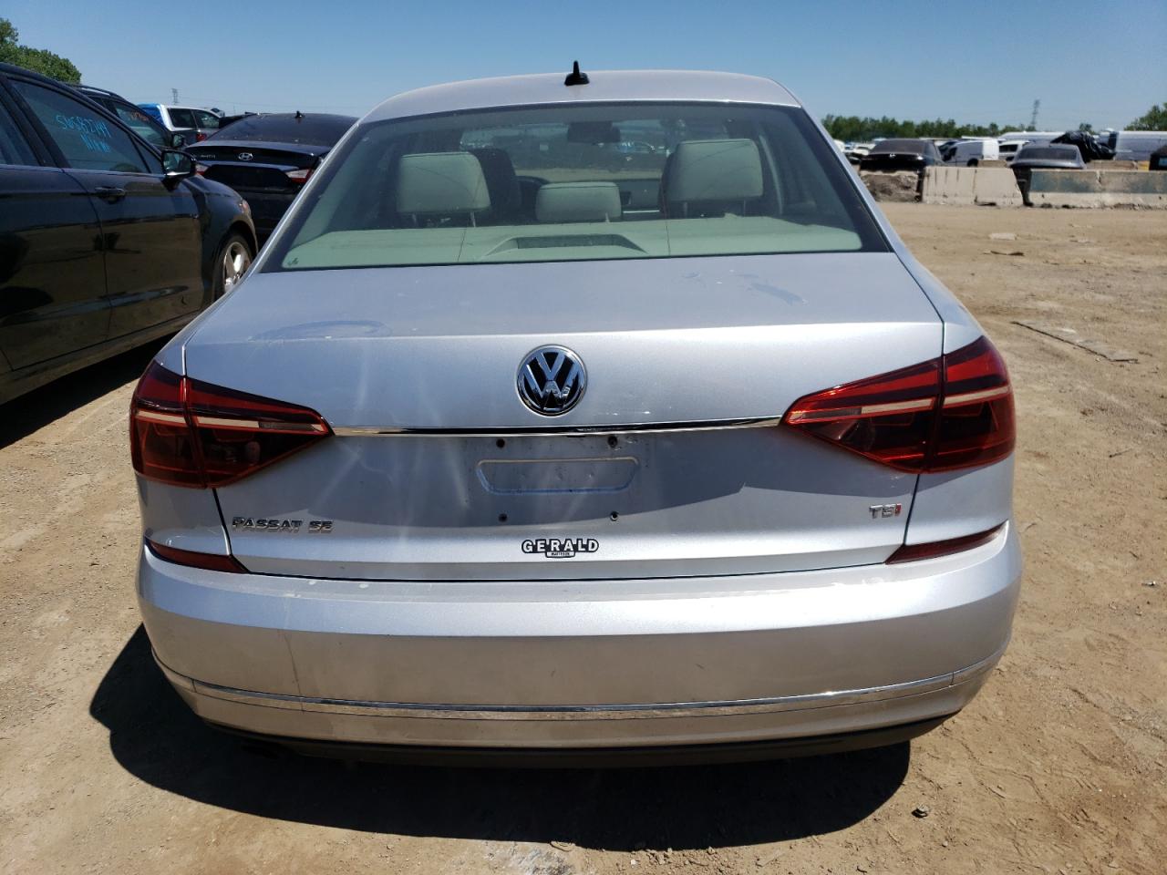 1VWBA7A3XJC015982 2018 Volkswagen Passat Se