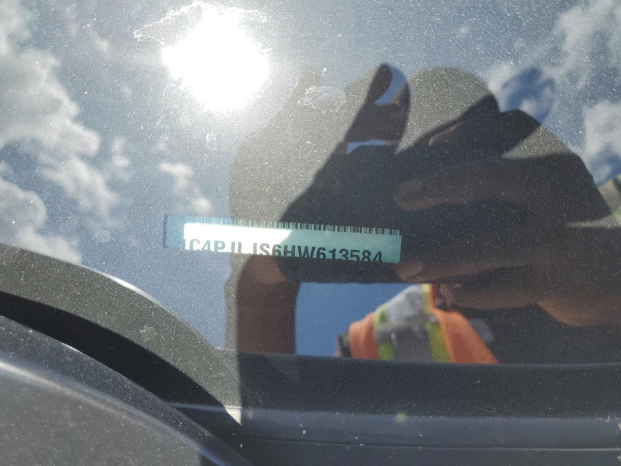 1C4PJLJS6HW613584 2017 Jeep Cherokee Overland