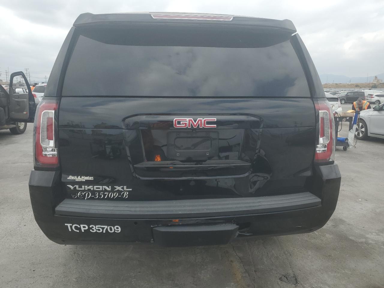 1GKS1FKC0HR318275 2017 GMC Yukon Xl C1500 Sle