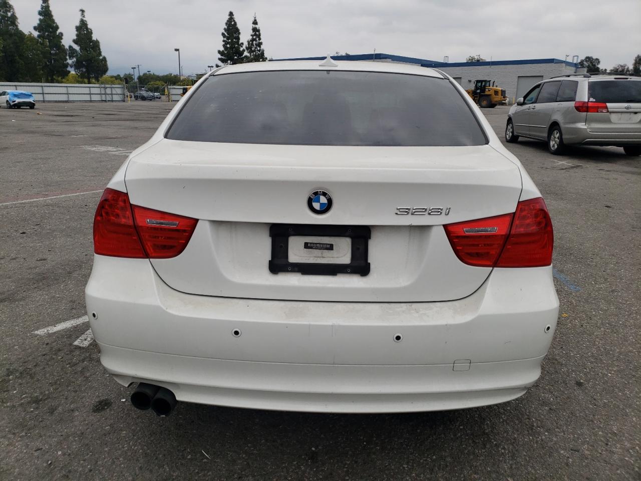 WBAPH7C50BE852777 2011 BMW 328 I