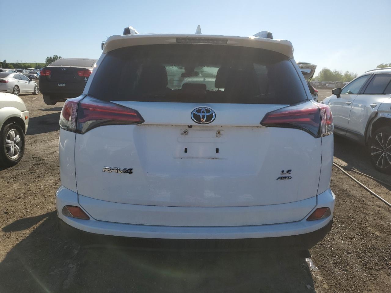 2T3BFREV6HW555381 2017 Toyota Rav4 Le