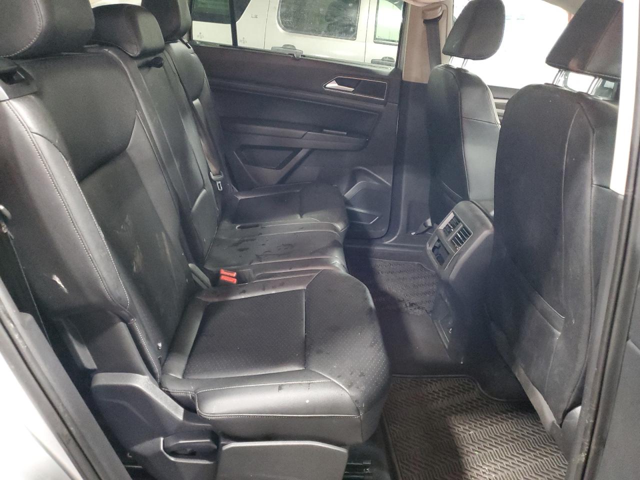 1V2XR2CA0KC613529 2019 Volkswagen Atlas Se