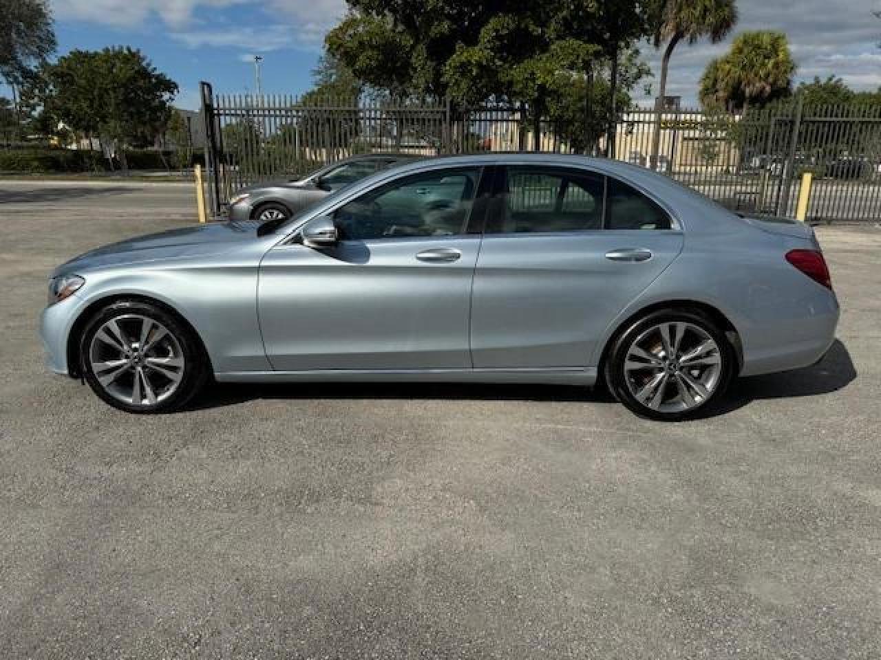 2018 Mercedes-Benz C 300 vin: 55SWF4JBXJU264554