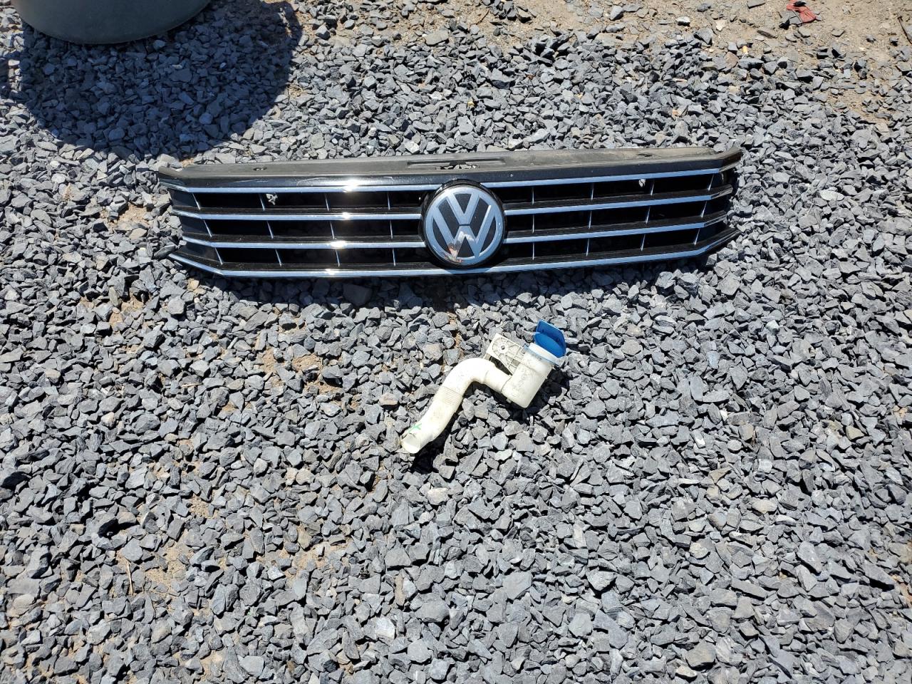 1VWBA7A37JC009511 2018 Volkswagen Passat Se