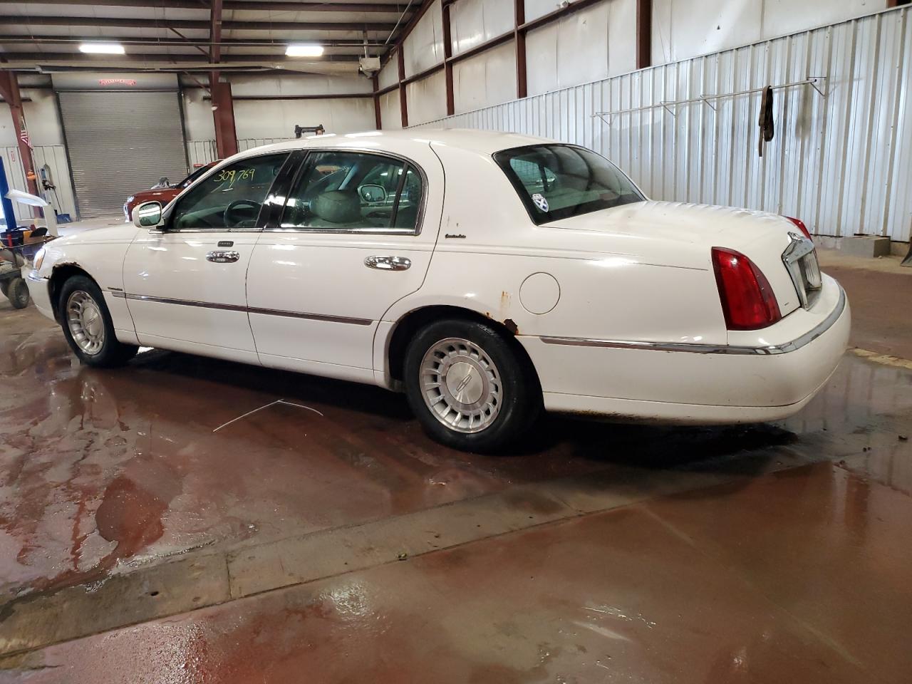 1LNHM81W21Y684931 2001 Lincoln Town Car Executive