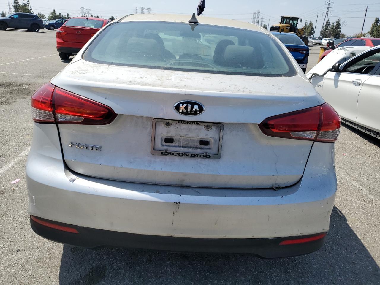 2018 Kia Forte Lx vin: 3KPFK4A77JE167312