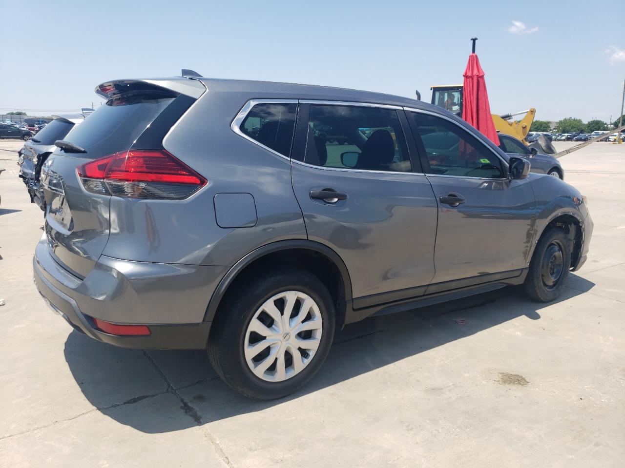 2017 Nissan Rogue S vin: 5N1AT2MT5HC832404