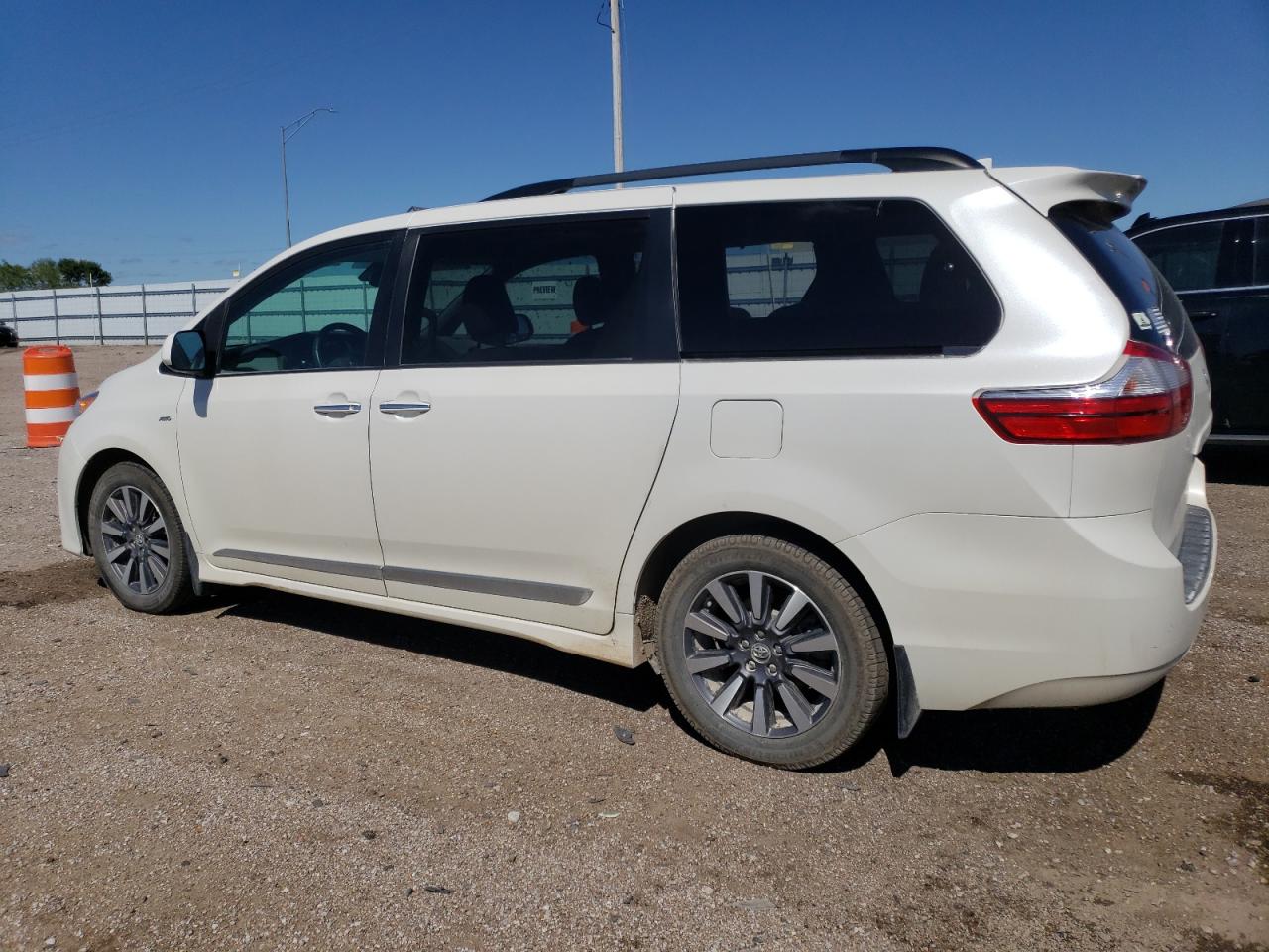 5TDDZ3DC8JS198595 2018 Toyota Sienna Xle