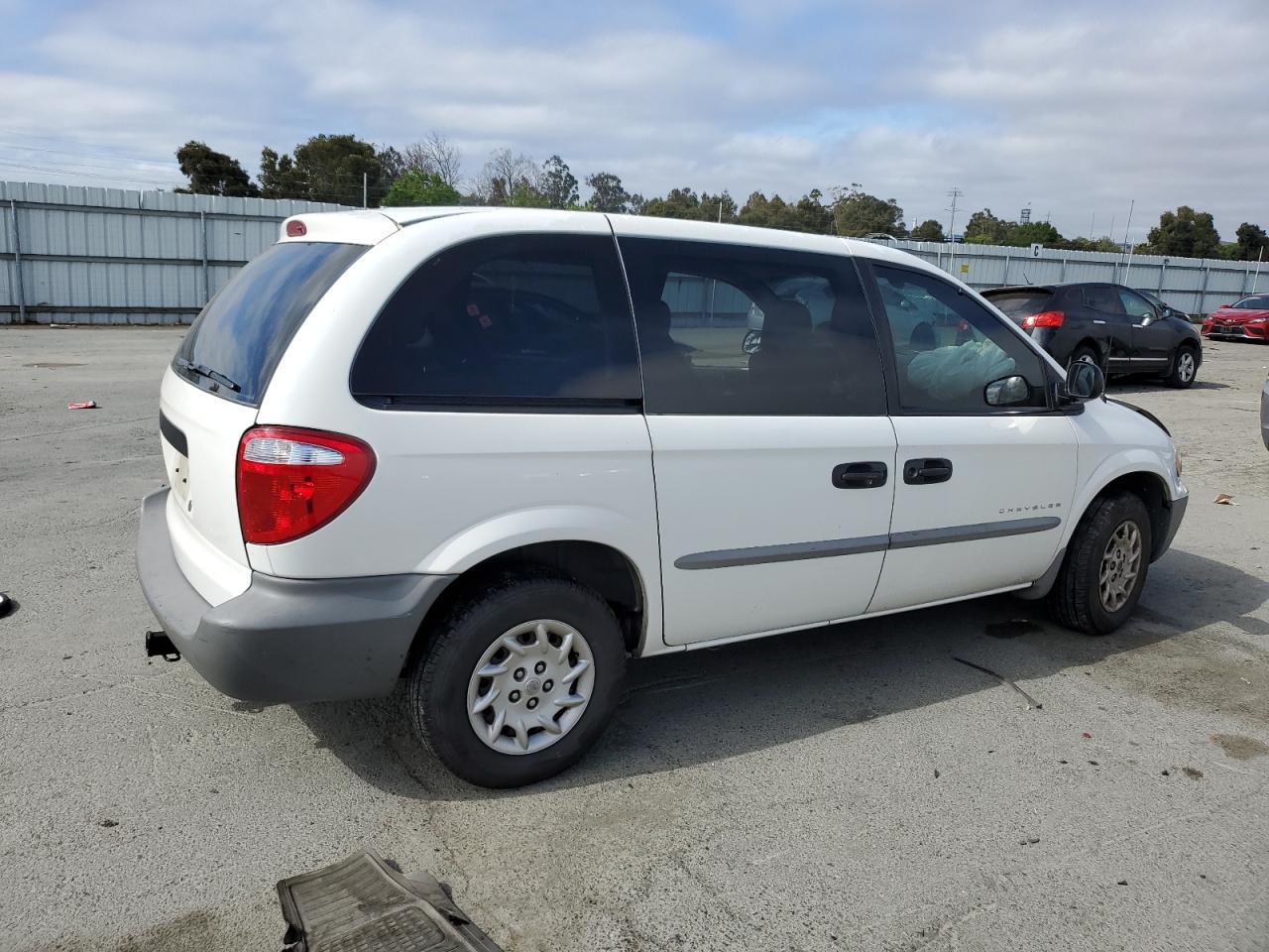 1C8GJ25B11B130083 2001 Chrysler Voyager