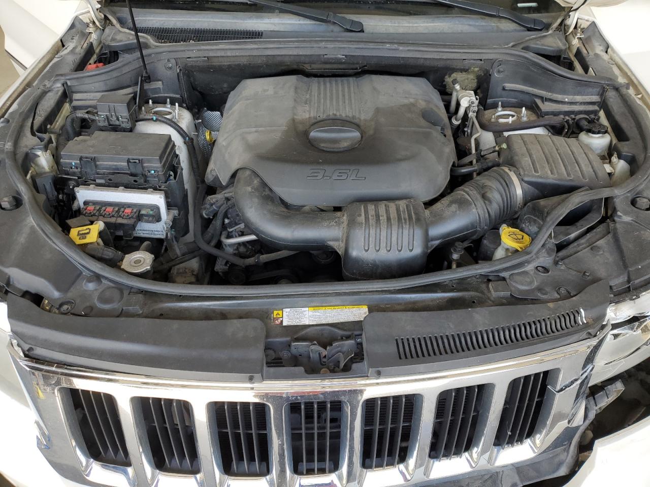 1J4RR4GG3BC635698 2011 Jeep Grand Cherokee Laredo