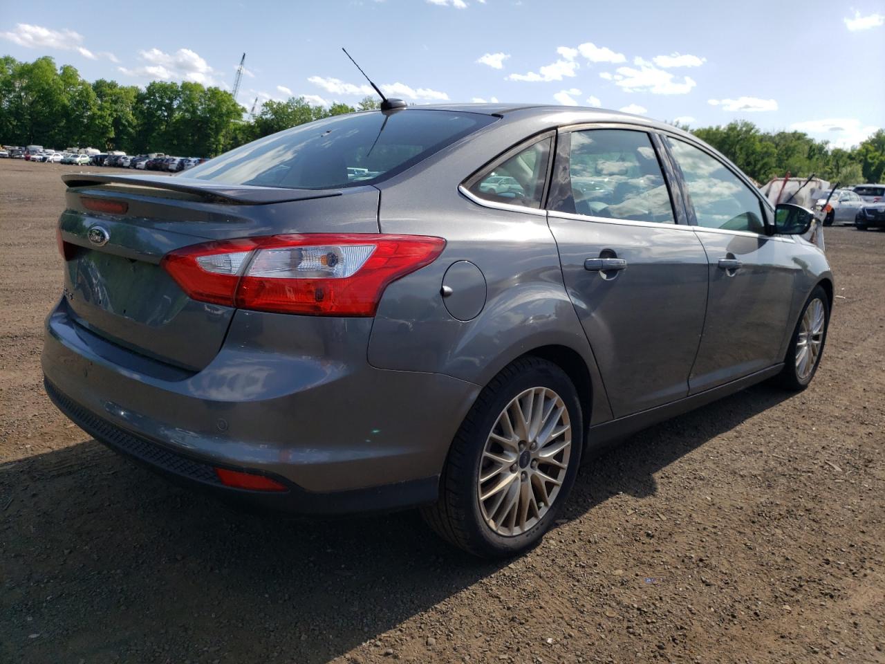 2014 Ford Focus Titanium vin: 1FADP3J2XEL257497