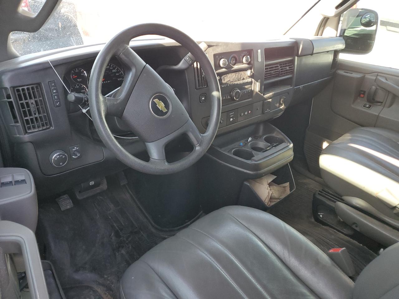 1GCWGBFP8J1260289 2018 Chevrolet Express G2500