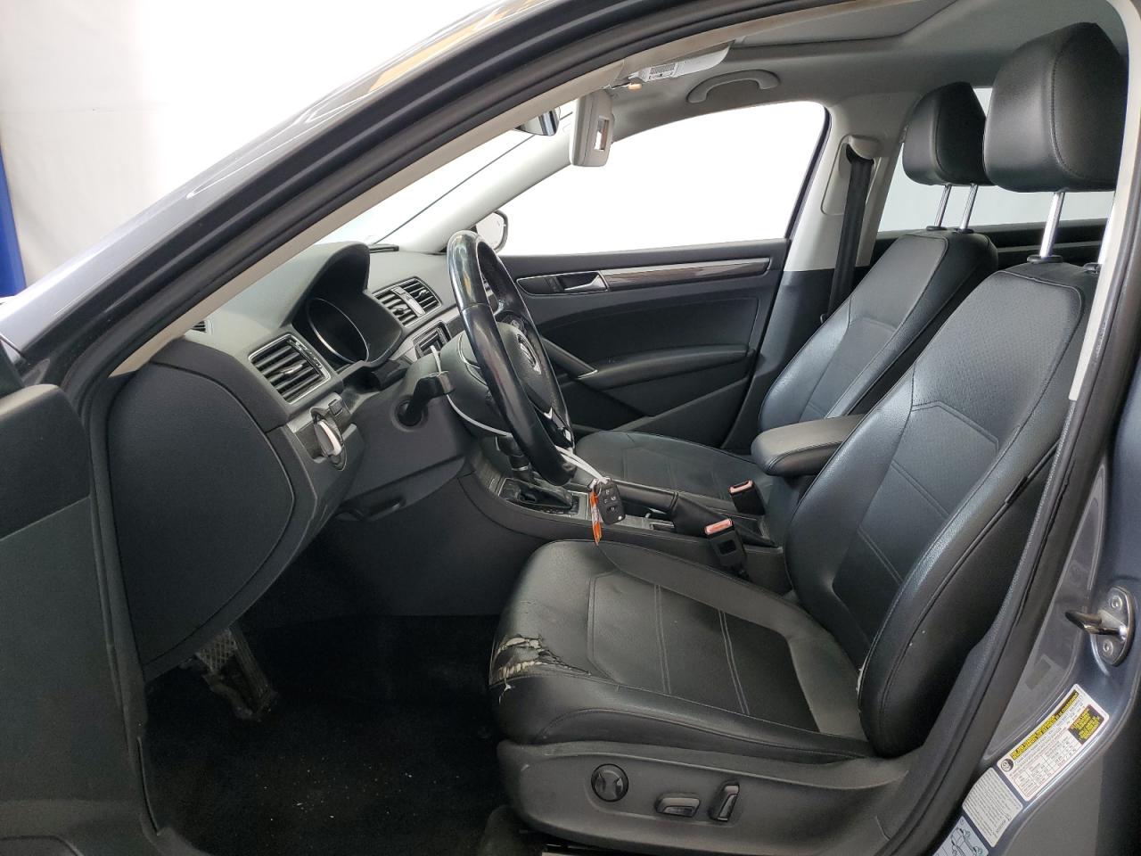 1VWGT7A34HC027121 2017 Volkswagen Passat Se