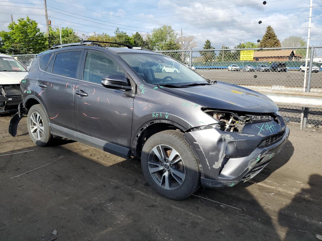 JTMRFREV7HJ126005 2017 Toyota Rav4 Xle