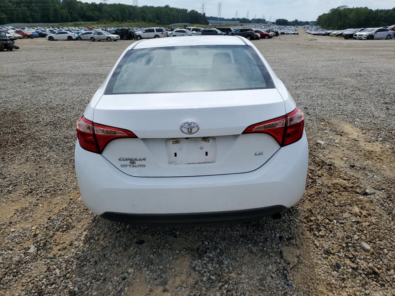 2018 Toyota Corolla L vin: 5YFBURHE2JP777501