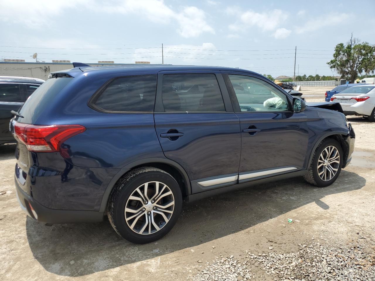 JA4AD2A33JZ055501 2018 Mitsubishi Outlander Es