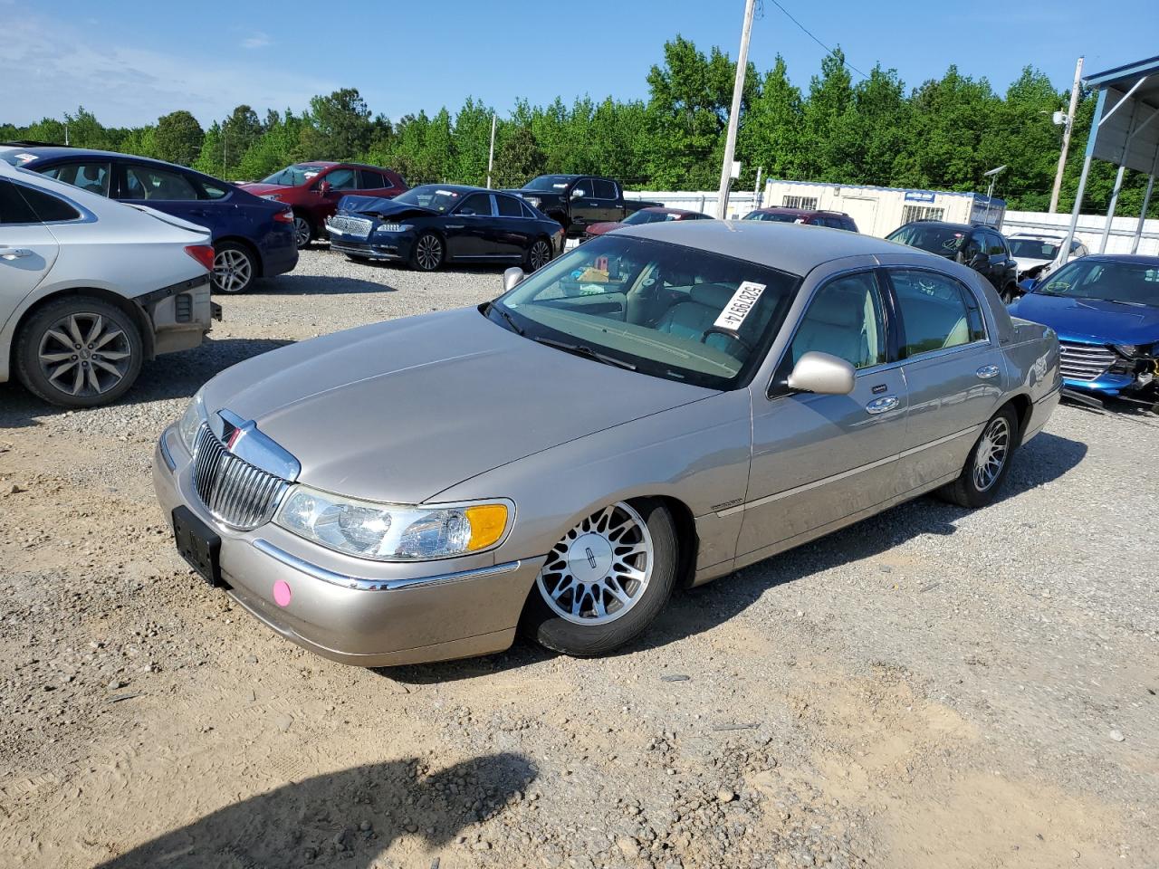 1LNHM82W32Y654403 2002 Lincoln Town Car Signature