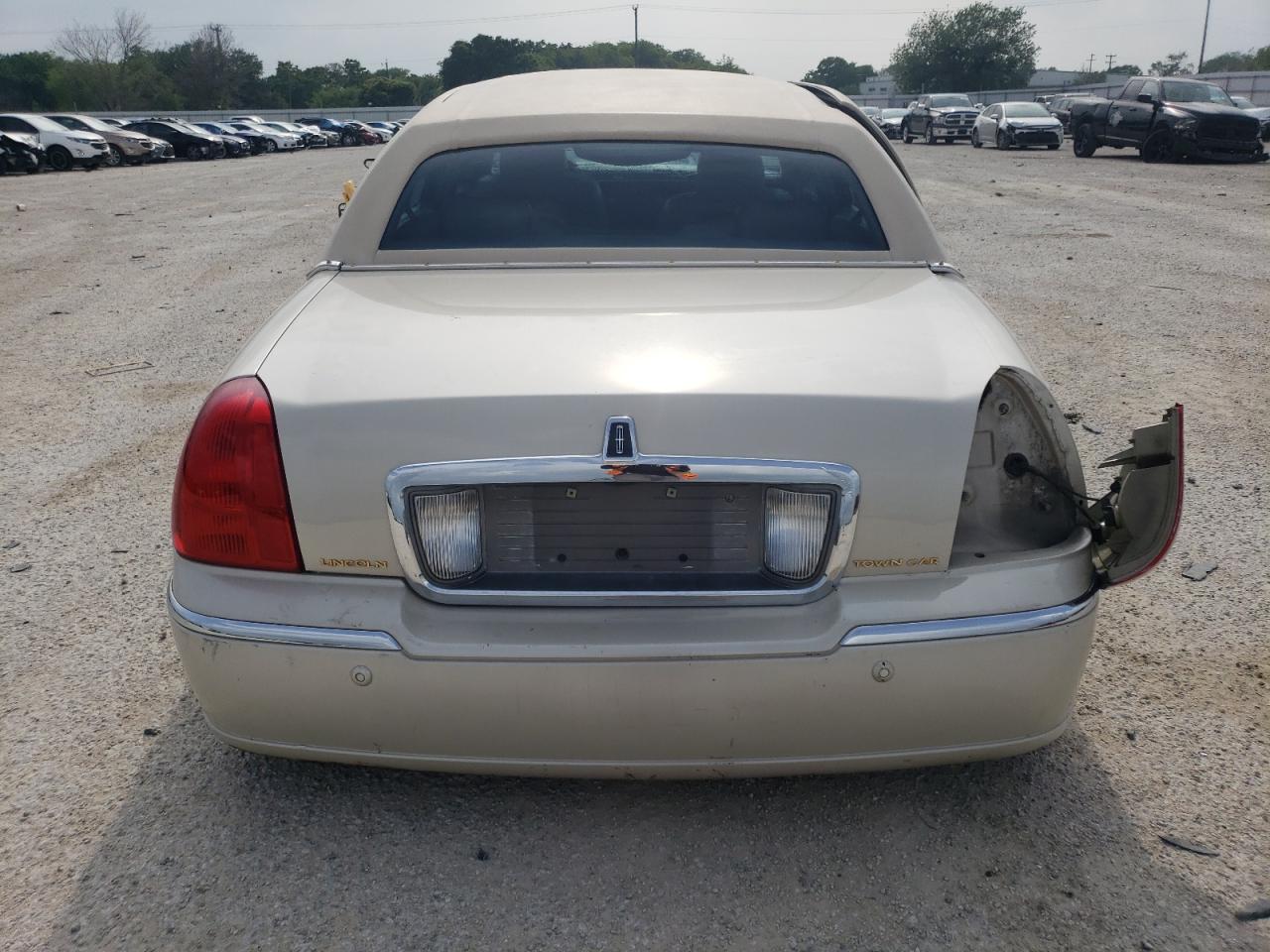 1LNHM85W83Y628232 2003 Lincoln Town Car Cartier L