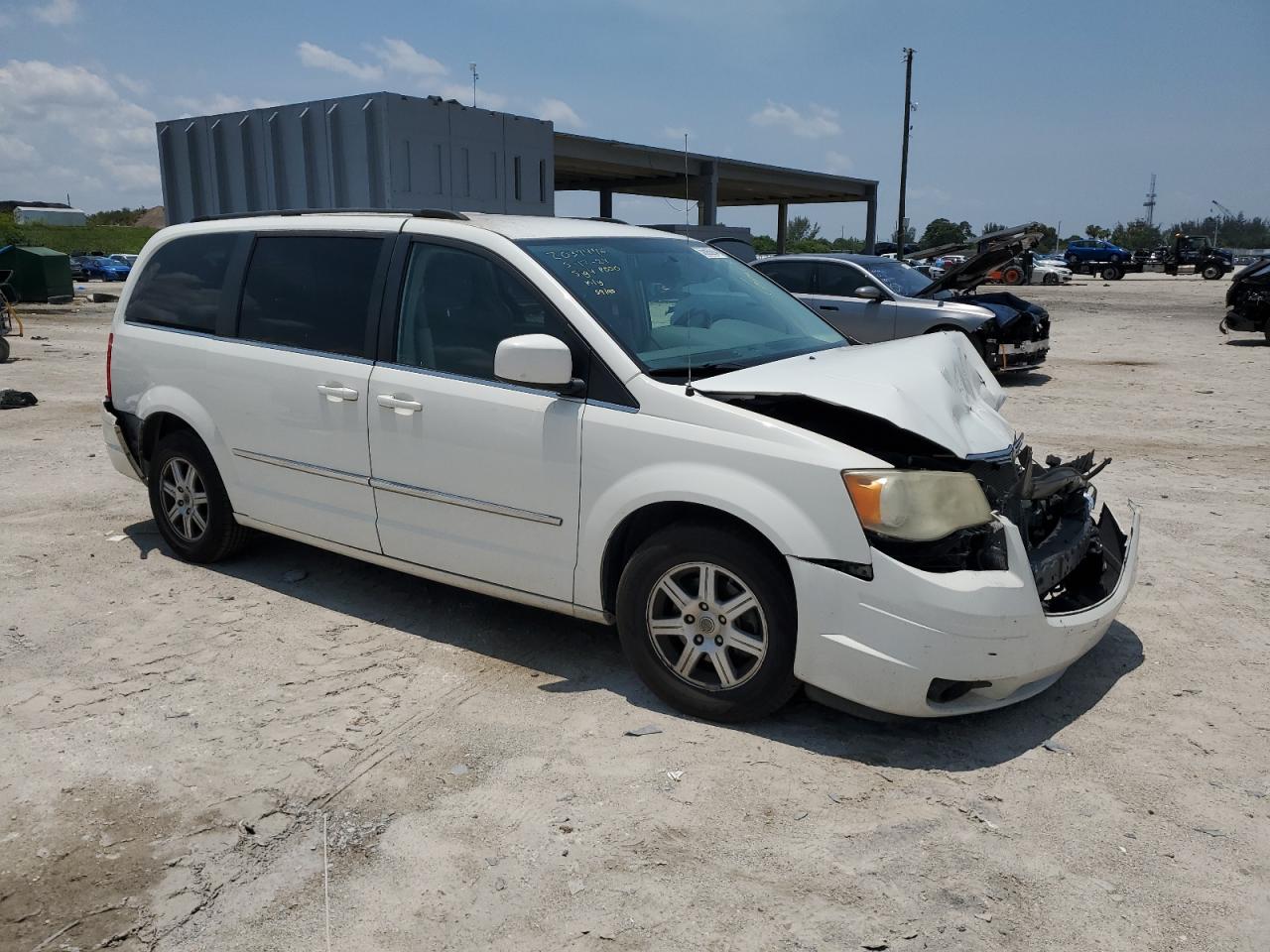 2A4RR5D17AR337022 2010 Chrysler Town & Country Touring