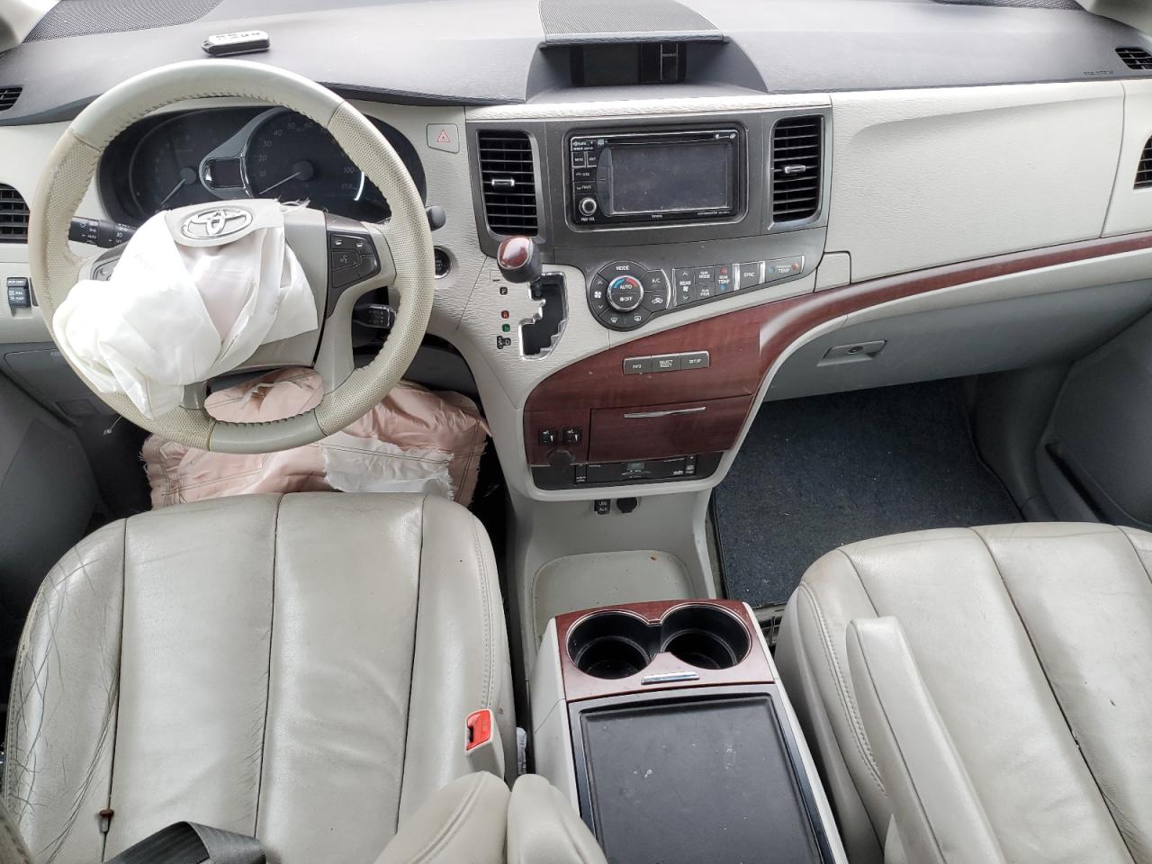 5TDYK3DC0ES463893 2014 Toyota Sienna Xle