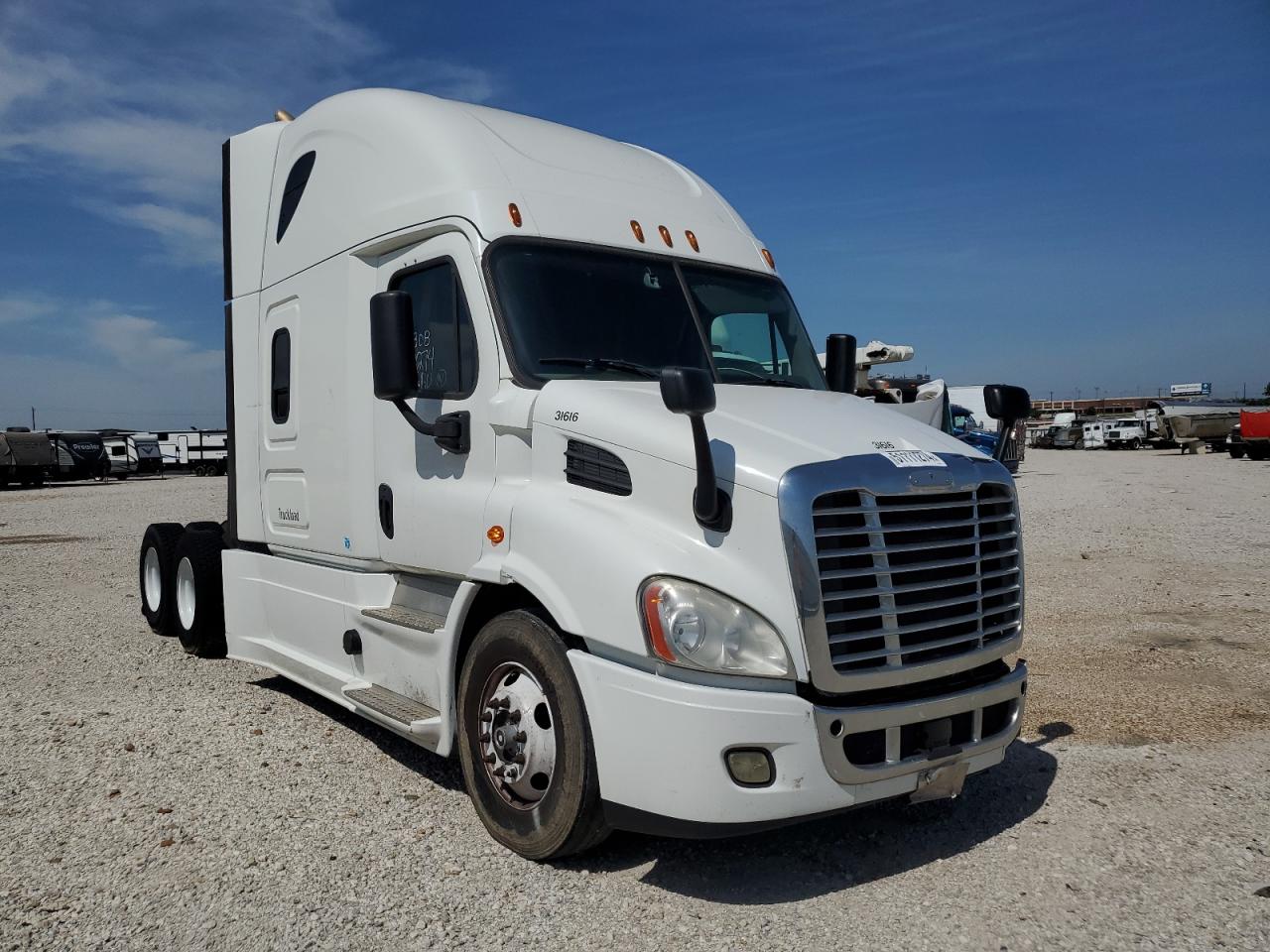 1FUJGHDV9GLHV5592 2016 Freightliner Cascadia 113