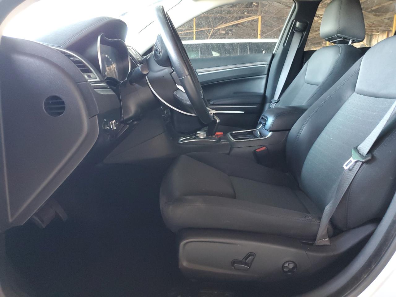 2C3CCAAG0KH740690 2019 Chrysler 300 Touring