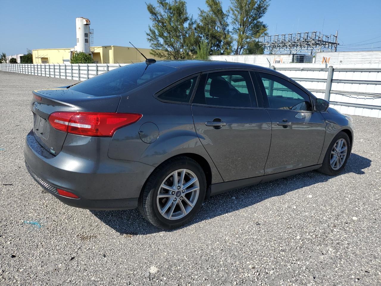 1FADP3FE5JL217552 2018 Ford Focus Se