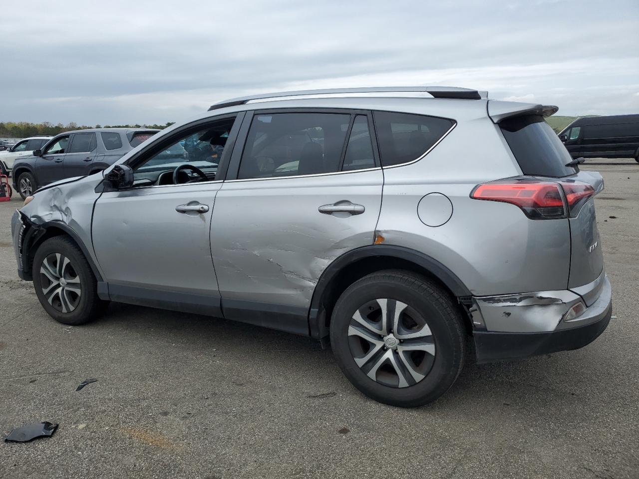 JTMBFREV2JJ200082 2018 Toyota Rav4 Le