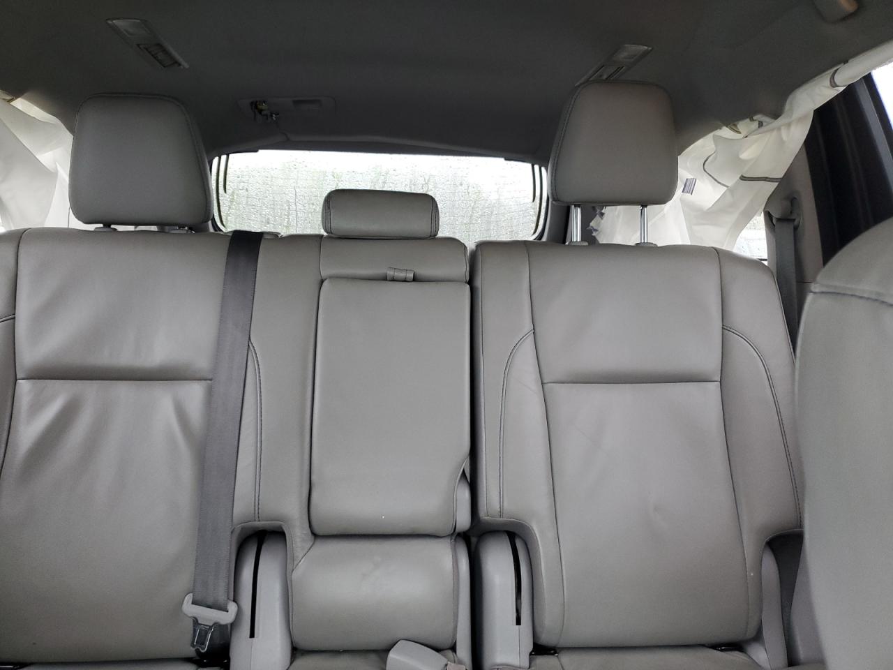 5TDJZRFH8JS826010 2018 Toyota Highlander Se