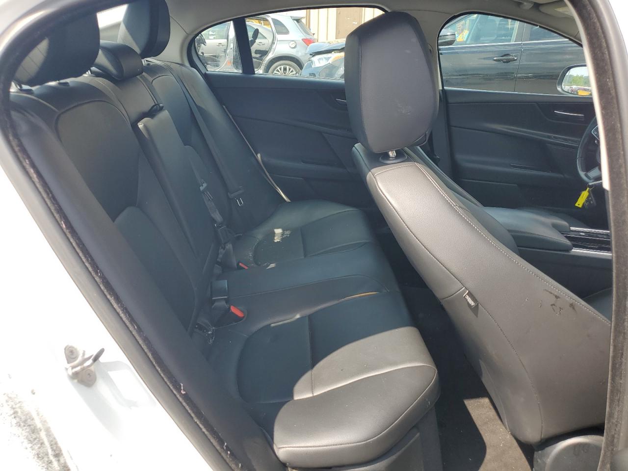 SAJAR4FX2KCP51724 2019 Jaguar Xe