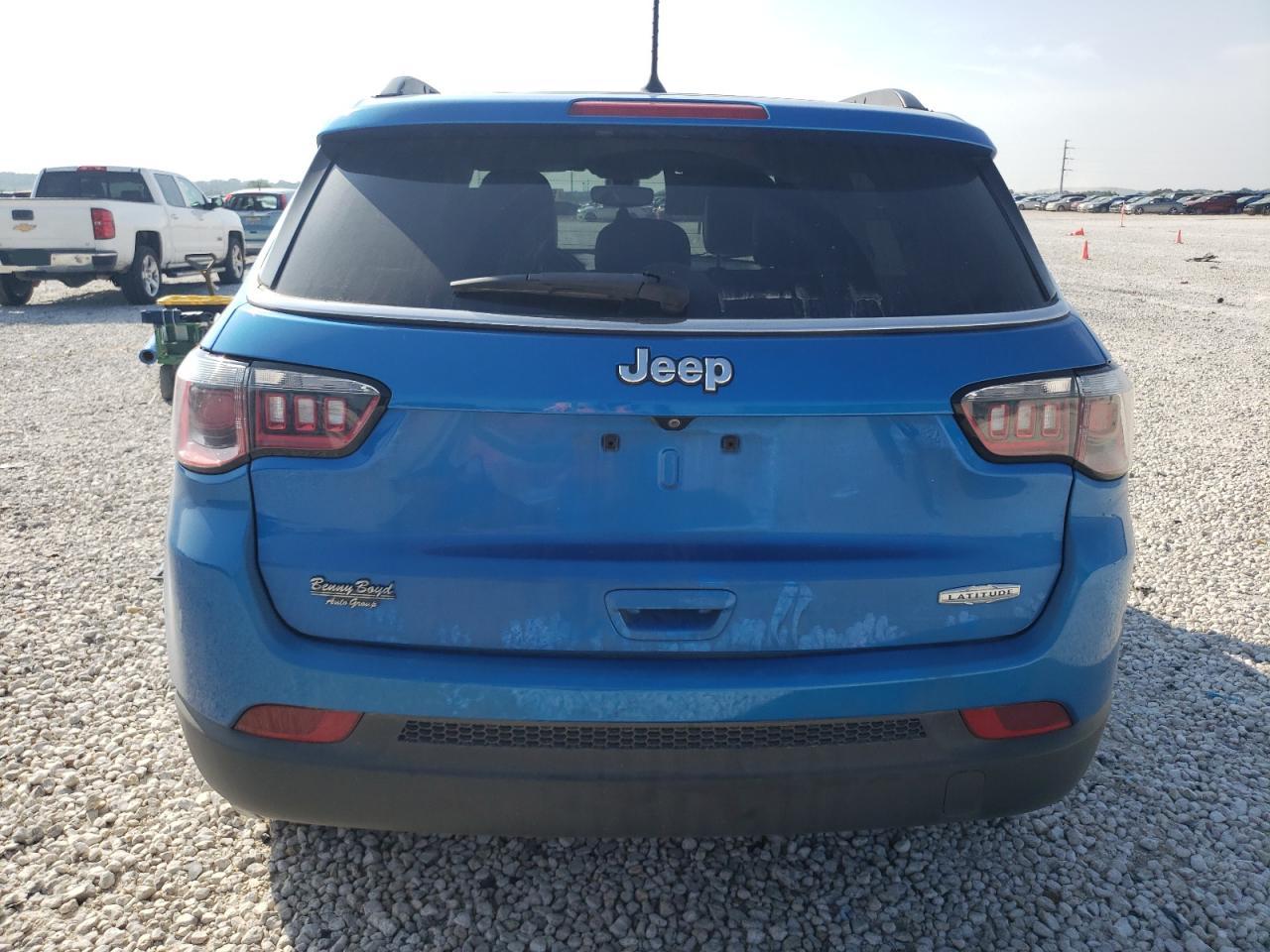 3C4NJCBB5JT233279 2018 Jeep Compass Latitude