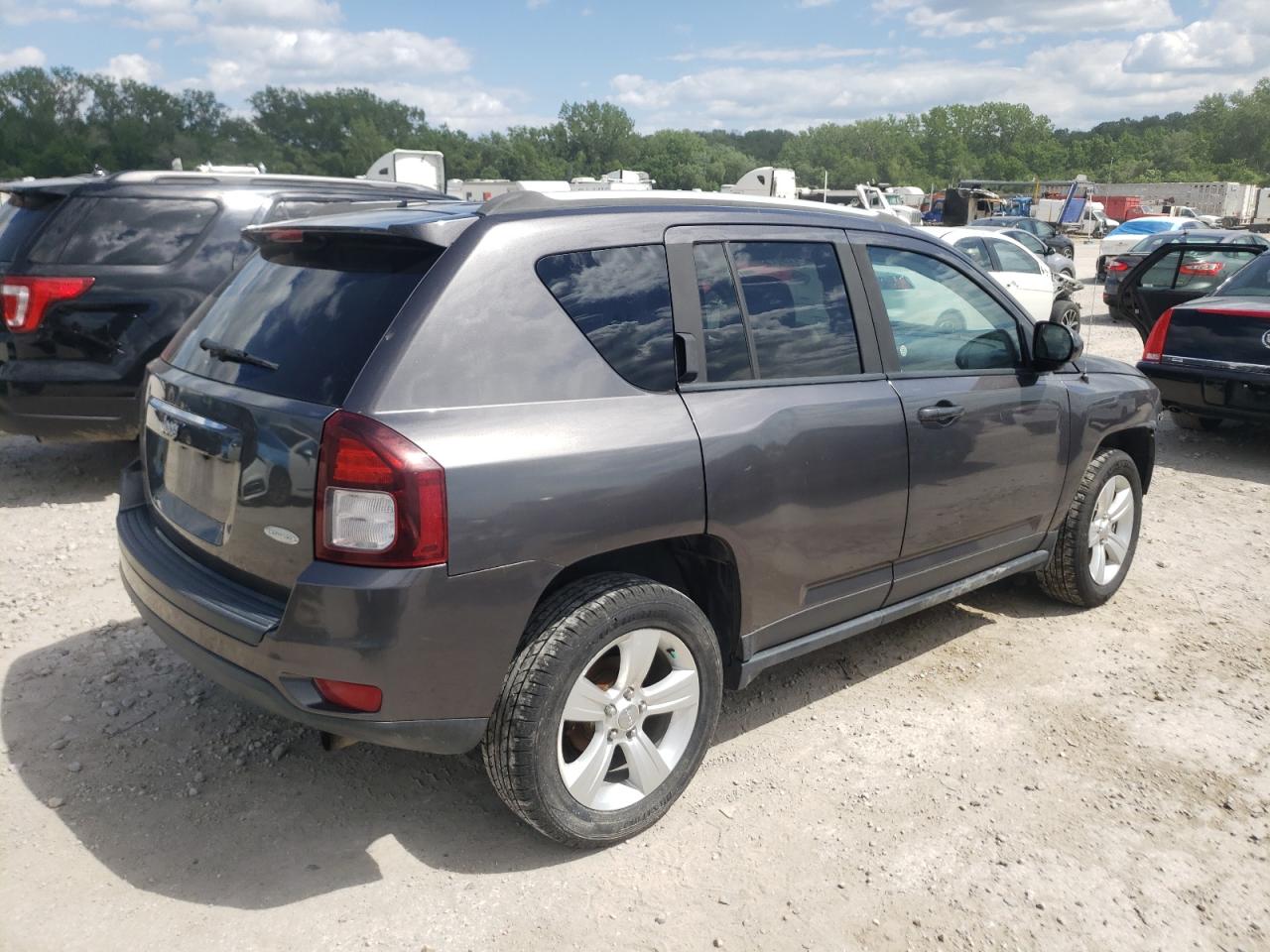 2016 Jeep Compass Latitude vin: 1C4NJDEB8GD631134