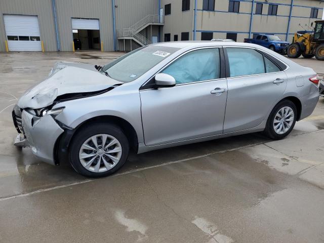 Lot #2570185378 2015 TOYOTA CAMRY LE salvage car