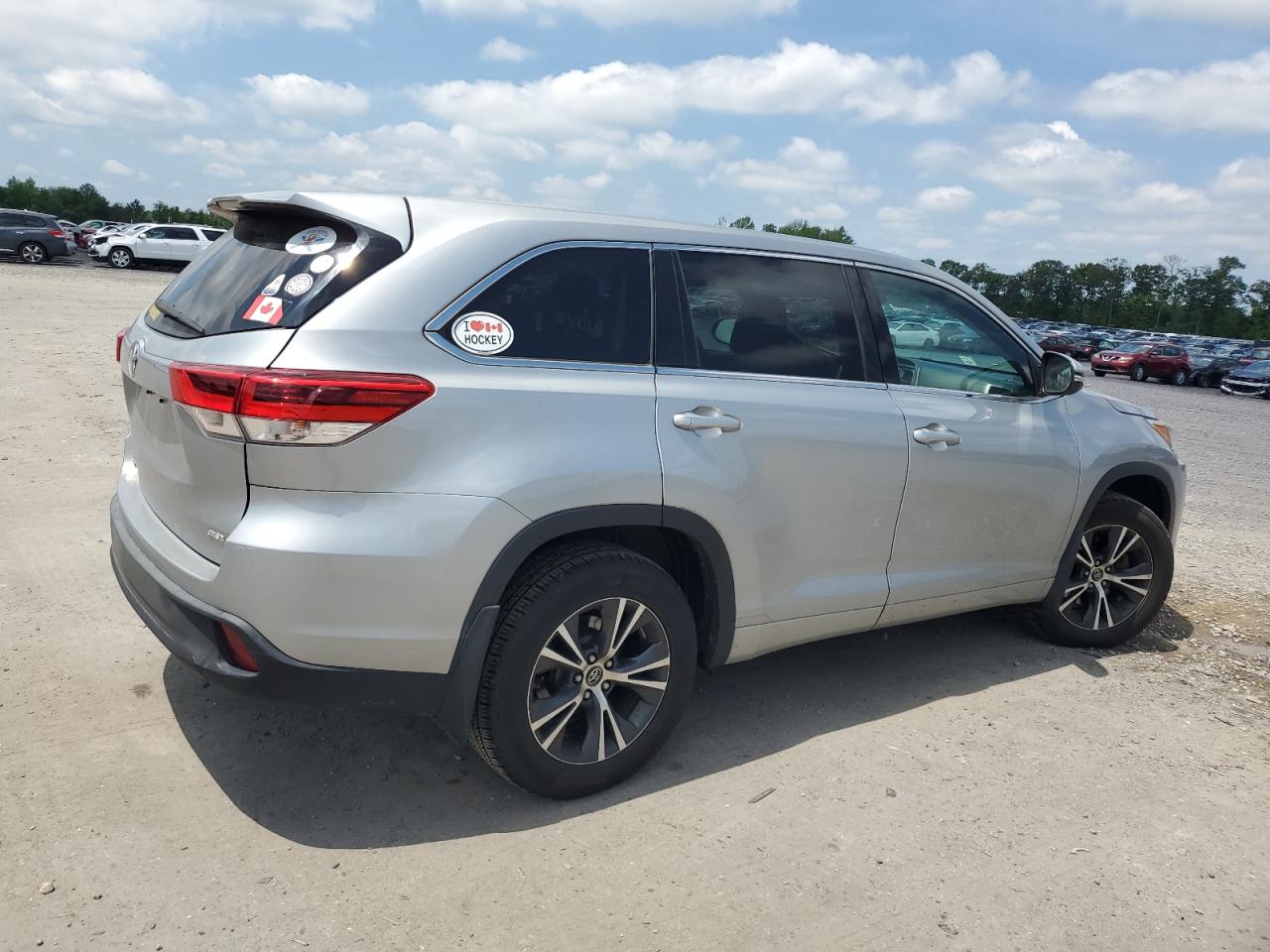 5TDBZRFH2HS381388 2017 Toyota Highlander Le