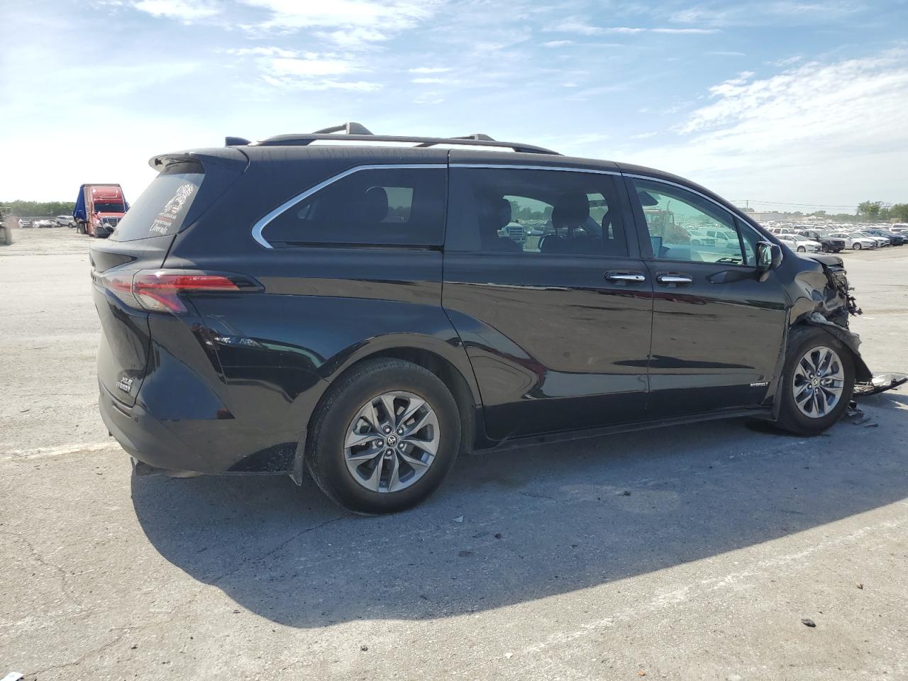 5TDYRKEC1MS067443 2021 Toyota Sienna Xle