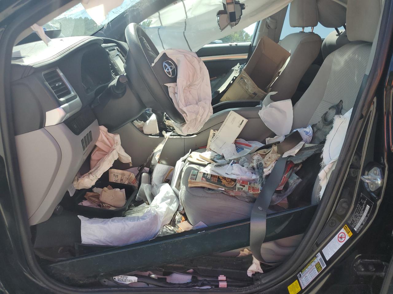 5TDZZRFH2JS274412 2018 Toyota Highlander Le