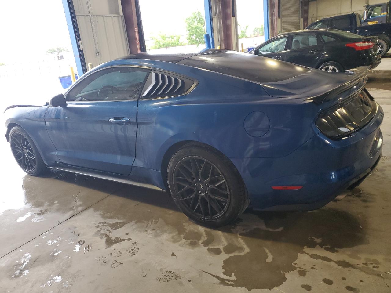 2018 Ford Mustang vin: 1FA6P8TH2J5120947